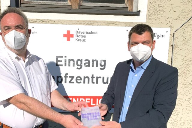 Im Bild: Alexander Schwägerl (Kreisgeschäftsführer BRK Kreisverband Oberallgäu) und Maurizio Kaiser (MAHA Maschinenbau Haldenwang)