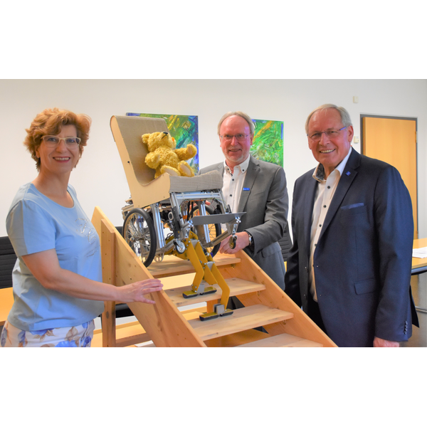 Im Bild v.l.n.r.: Prof. Dr.-Ing. Petra Friedrich (Projektverantwortliche an der Hochschule Kempten), Prof. Dr. Wolfgang Hauke (Hochschulpräsident) und Anton Klotz (Stiftungsratsvorsitzender der gemeinnützigen Familie Rauch-Stiftung von MAHA | © Hochschule Kempten