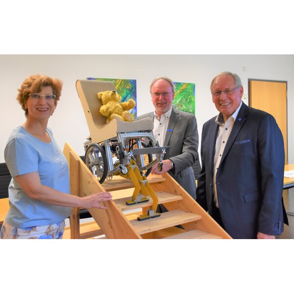 Im Bild v.l.n.r.: Prof. Dr.-Ing. Petra Friedrich (Projektverantwortliche an der Hochschule Kempten), Prof. Dr. Wolfgang Hauke (Hochschulpräsident) und Anton Klotz (Stiftungsratsvorsitzender der gemeinnützigen Familie Rauch-Stiftung von MAHA | © Hochschule Kempten