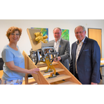 Im Bild v.l.n.r.: Prof. Dr.-Ing. Petra Friedrich (Projektverantwortliche an der Hochschule Kempten), Prof. Dr. Wolfgang Hauke (Hochschulpräsident) und Anton Klotz (Stiftungsratsvorsitzender der gemeinnützigen Familie Rauch-Stiftung von MAHA | © Hochschule Kempten