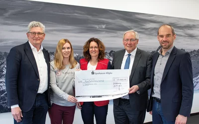 Im Bild von links nach rechts: Stefan Fuchs, Geschäftsführer MAHA, Carina Freudig and Heinke Rauscher von humedica e.V., Anton Klotz, Landrat a.D. und Stiftungsratsvorsitzender der gemeinnützigen Familie Rauch-Stiftung von MAHA sowie Michael Amann, Geschäftsführer MAHA. | © MAHA