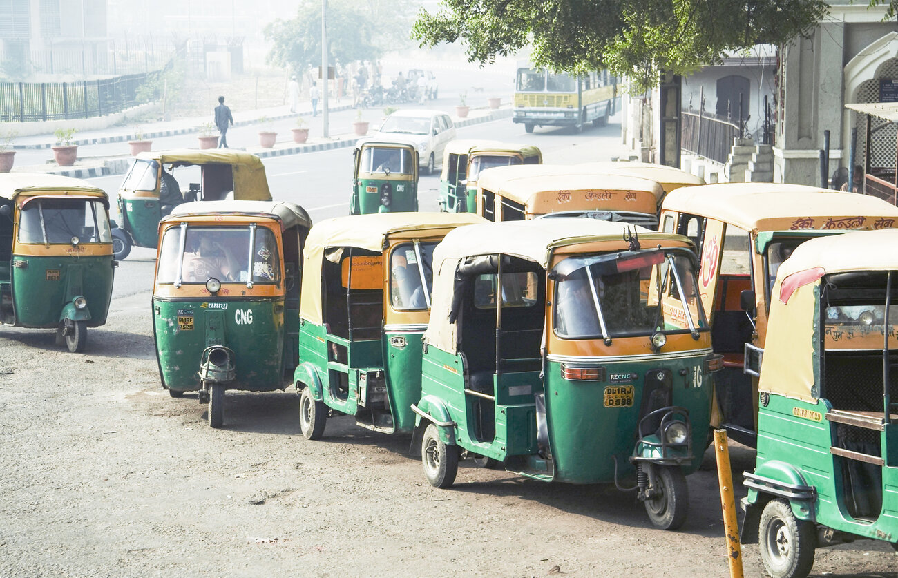 © AdobeStock_3252303_Galyna Andrushko (transport in new delhi)